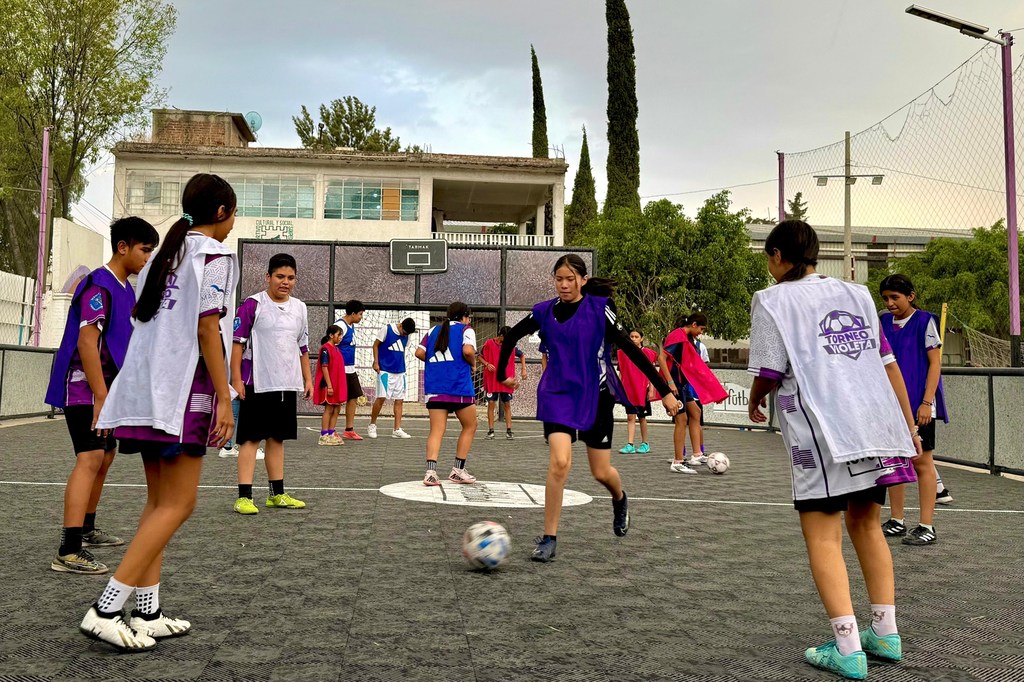 Entrenamiento de fútbol en Cancha Violeta, en San Pedro Xalostoc, Ecatepec, Estado de México, Mayo 2025.